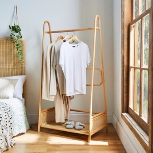 Porte-vêtements vintage à double niveau en bois et rotin, écologique, de type sur pied - Product Image 3