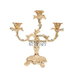 Candelabro de tres brazos de latón dorado antiguo con diseño floral adornado elegante candelabro decorativo de Estilo Vintage hecho a mano - Product Image 1