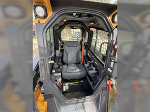 โรงงานขายส่ง John Dear 333 P Skid Steer Loader ชุดอุปกรณ์บดย่อยงานหนัก พร้อมใช้งานสำหรับการเคลียร์พื้นที่ - Product Image 4