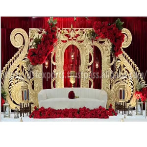 Toile de fond de bougie élégante pour scène de cérémonie de fiançailles Toile de fond murale de bougie de mariage hindou luxueux et canapé de mariage sculpté en or - Product Image 3