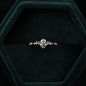 Anillo de compromiso de diamante cultivado en laboratorio, oro rosa de 18 quilates, diseño hecho a mano, estilo moderno para mujeres para fiestas y regalos - Product Image 1