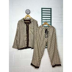 Ensemble De <b>Pyjama</b> Long En Soie Recycle Vtements De Nuit Lgers Et Respirants PJ Girly En XS - Product Image 1