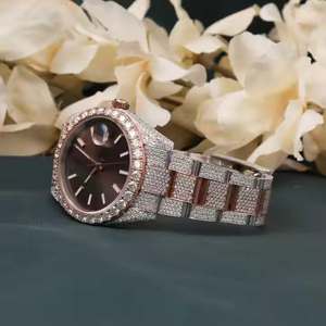 Montre cloutée en diamant de laboratoire à deux tons pour unisexe de luxe, faite à la main, entièrement glacée, mouvement à quartz style Hip Hop - Product Image 3