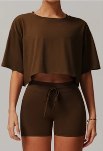 Conjuntos deportivos de verano OEM para mujer, tops cortos holgados y pantalones cortos ajustados para gimnasio y fitness, ropa de entrenamiento para mujer - Product Image 2