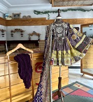 Robe traditionnelle afghane Kuchi, broderie à la main, dentelle, strass, manches longues, col rond, silhouette évasée, tenue de soirée formelle/décontractée