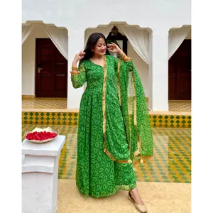 Conjunto de Traje de Gasa Verde Puro para Mujer Aarya - Product Image 4