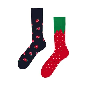 Chaussettes de sport colorées avec imprimé fraise jacquard, logo personnalisable, impression numérique haute résistance à la transpiration sur les deux côtés - Product Image 1