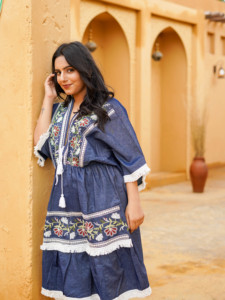 Robe midi bleue en coton à col en V et manches bouffantes, brodée, style bohème, avec dentelle, pour l'été, style ethnique, décontractée et respirante - Product Image 3