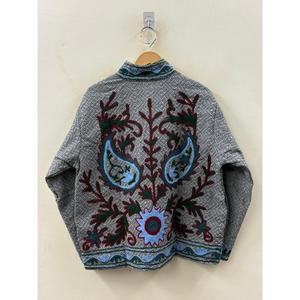 Veste en coton brodée Suzani, coupe carrée, motif floral, style chic d'automne, motif pied-de-poule indigo, motif vigne rouge, traité par teinture à la vigne rouge - Product Image 1
