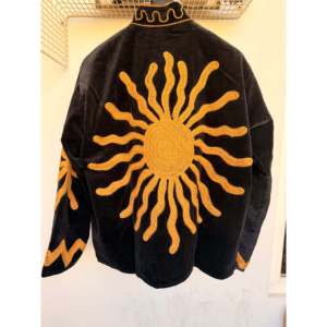 เสื้อแจ็คเก็ตบอมเบอร์กำมะหยี่สีดำปักลายทำมือแบบสองด้าน  คอจีน  พร้อมปักโลโก้ตามสั่ง  เสื้อโค้ทกันหนาวบุผ้ากำมะหยี่ - Product Image 2