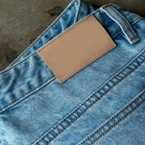 Shorts de Mezclilla de Alta Calidad para Mujer, Diseño de Cintura Alta, Lavado Ácido Azul Claro, Detalles Desgastados y Dobladillo Moderno para el Verano - Product Image 6