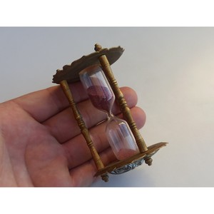 Fabriqué avec force et grâce, l'horloge à sable en métal vintage devient un pont entre la permanence et la transience. - Product Image 6