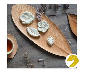 Plateau moderne en bois avec finition naturelle élégante Plateau en bois robuste dans des motifs ovales ronds et carrés pour une expérience culinaire chic - Product Image 1