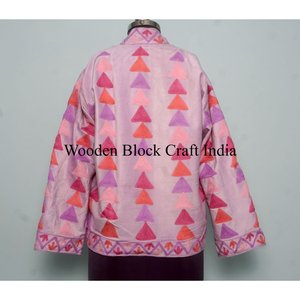 Veste en velours Suzani brodée à la main par des artisans, avec un triangle rose, fabriquée avec des matériaux de haute qualité et offrant un look Suzani - Product Image 5