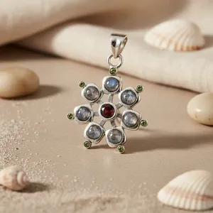 Pendentif Flocon de Neige en Argent 925 avec Grenat Central et Pierre de Lune Enveloppée, Style Bohème, Sertissage Clos, Charme Unisexe pour Usage Quotidien - Product Image 1