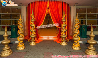 Piliers décoratifs en FRP pour la cérémonie Haldi - Design moderne et simple, couleur et taille personnalisables, décorations pour événements de mariage