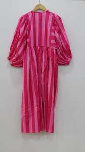 มินิเดรสสั้นสีชมพูลายทางพร้อมเชือกปิดคอลึกพิมพ์ลายบล็อกยาวธรรมชาติเหมาะสำหรับใส่ในฤดูร้อน - Product Image 5