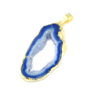 Pendentif en pierre de géode bleue de forme fantaisie, design classique, plaqué or 22 carats, en laiton, bijoux tendance pour femmes, vente en gros - Product Image 2