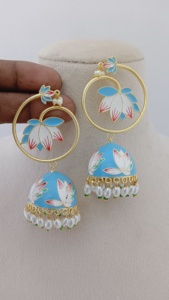 Juego de pendientes Meenakari Jhumka con parte inferior en forma de campana con cuentas de perlas colgantes de latón hecho a granel producto diseño personalizado - Product Image 2