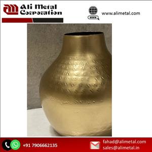 Florero moderno de metal de forma ovalada con nuevo diseño de lujo dorado mate Florero elegante para el hogar y totalmente personalizable. - Product Image 5
