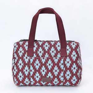 Sac à main géométrique tissé pour femme GangesGrain en bordeaux et turquoise, accessoire élégant pour manteau - Product Image 2
