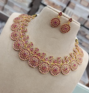 Conjunto de collar chapado en oro de diseño único exclusivo de calidad superior polaco de diseñador con pendientes para colección de bodas - Product Image 2