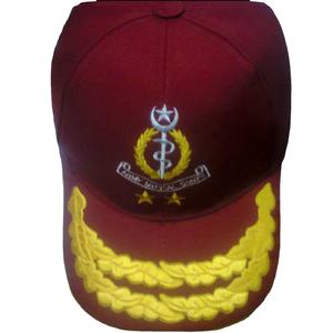 Gorra de regimiento color granate del Cuerpo Médico con un escudo bordado detallado con el insignia médico - Product Image 1