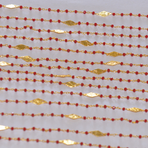 Chaîne de perles en verre rouge de 3-4 mm avec breloque fleur, fil plaqué or, chaîne perlée faite à la main pour la fabrication de bijoux - Product Image 1