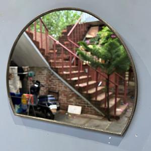 Miroir mural décoratif demi-rond au design unique avec finition noire - Product Image 4