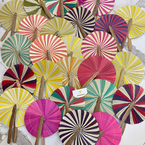 Éventail artisanal écologique en feuilles de palmier avec manche en bambou et tressage en paille pour le rafraîchissement estival, la décoration extérieure et les fêtes - Product Image 3