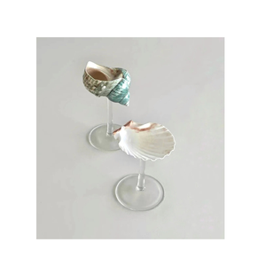 Coupe en coquille de conque naturelle pour le vin et le cocktail artisanal style océan - Product Image 4