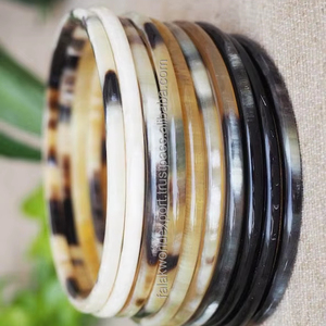 Nuevo Diseño, Brazalete Moderno de Cuerno de Buey Natural Hecho a Mano en Blanco y Negro con Laca Dorada de Falak World Export para Desfile de Moda - Product Image 1