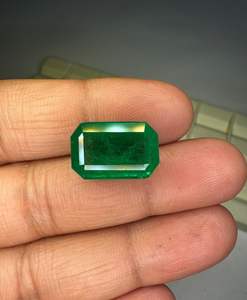 พลอยมรกตธรรมชาติจากแซมเบีย 9.90 กะรัต ทรงแปดเหลี่ยม สีเขียวเข้ม คุณภาพพรีเมียม - Product Image 1