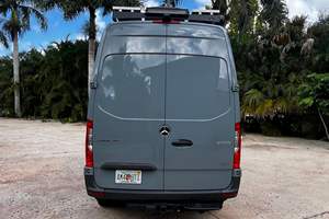 Camper aménagé d'occasion 2022 Mercedes-Benz Sprinter 2500 4x4 Turbodiesel V6 4RM Toit surélevé Faible kilométrage Conduite à gauche Couleur foncée - Product Image 4