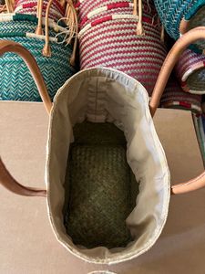 Sac fourre-tout en raphia fait main avec broderie à pois colorée, fermeture à cordon, longues poignées en cuir, style moderne, origine Madagascar - Product Image 5