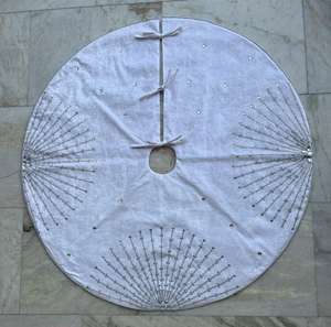 Falda de árbol de Navidad hecha a mano atemporal con cuentas de diseñador para una presentación de árbol de vacaciones premium y Decoración elegante - Product Image 1