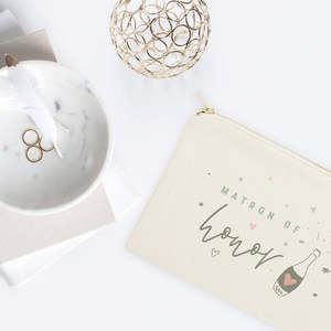 Jolie trousse de toilette en toile de coton pratique avec motif bouteille de champagne, idéale pour la demoiselle d'honneur - Product Image 2