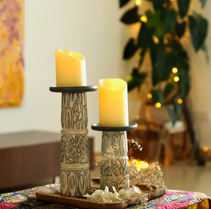 Lot de deux bougeoirs piliers en bois naturel au design cannelé sculpté moderne, incrustation en laiton, disponibles au prix de gros - Product Image 6