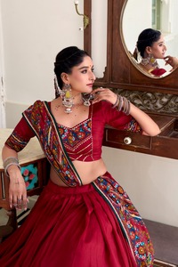 Hermoso estampado Gamthi de seda Cangiri Choli Tasar con diseño en relieve y Gotta Patti Lehenga Wedding Lehenga - Product Image 3