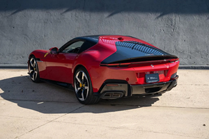 Disponible dès maintenant : Coupé sport de luxe 2025 à 12 cylindres, propulsion arrière, moteur 6,5 L à douze cylindres, automatique, faible kilométrage - Product Image 4