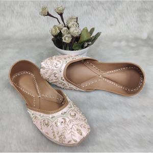 Zapatos de Cuero de Búfalo de Diseño Tradicional Rajasthani Hechos a Mano para Mujer, Colección de Calzado para Caminar de Estilo Personalizado y Elegante - Product Image 1