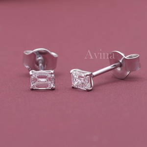 Boucles d'oreilles solitaires en or 18 carats avec diamant de laboratoire certifié IGI taille émeraude - Product Image 2