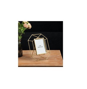 Cadre photo en fer de qualité supérieure fabriqué à la main avec des détails vintage pour des accents de décoration murale et de table élégants - Product Image 6