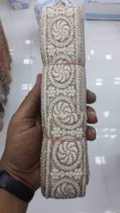 Rubans et lacets brodés à la machine avec des paillettes découpées sur mesure dans divers designs et couleurs pour robes de mariée - Product Image 3