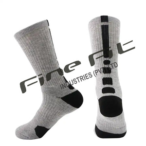 Calcetines de fútbol con agarre de compresión personalizados Ropa de rendimiento de la tripulación atlética antibacteriana para jugadores de otoño Algodón de diseñador antideslizante - Product Image 3