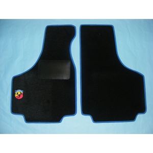 Juego de 4 Alfombrillas para Coche FIAT 500 y 126 con Logotipo de ABARTH, Borde Azul - Product Image 1
