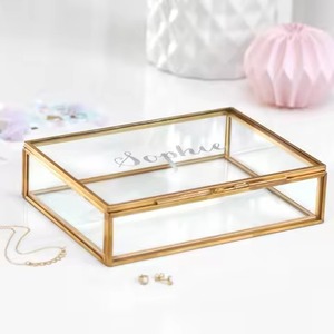 Caja de Joyería Tradicional de Metal y Hierro con Cristal Transparente Pequeño, Estuche para Exhibición de Anillos, Color Dorado, Forma Rectangular - Product Image 4