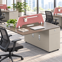 Bureau de travail moderne avec armoire de rangement, design modulaire et gestion des câbles pour un espace de travail flexible