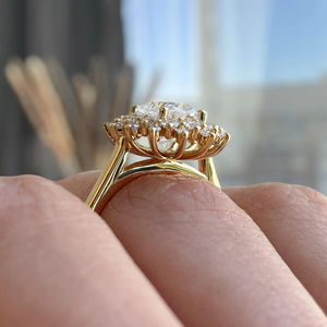 Elegante Anillo de Compromiso de Joyería Fina Moderna y Atemporal con Diamante Ovalado Cultivado en Laboratorio de 2 Quilates, Diseño de Halo, Oro de 14K - Product Image 4