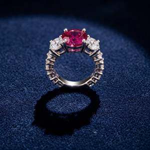 Anillo de Lujo Elegante con Tres Piedras Rosadas, Corte Redondo, Engaste de Tres Puntas, Acabado en Tono Plateado Pulido, Anillo de Declaración para Mujer - Product Image 1